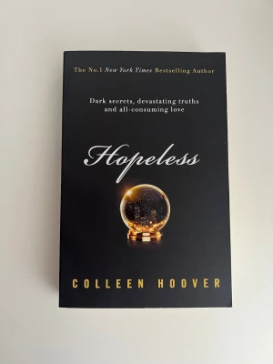 Hopeless av Colleen Hoover -  Boken handlar om mörka hemligheter, känslomässiga sår och kärlek utan gränser. Perfekt för dig som gillar gripande och romantisk skönlitteratur.