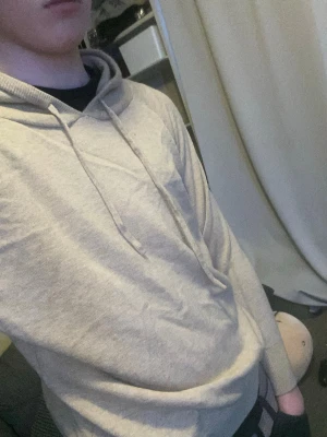 Kashmir  - En Kashmir med huva. Tillverkad i tunt material, bra för sommaren. Passar dig som gillar en enkel och clean look.