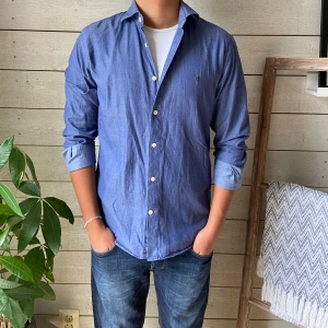 Morris skjorta  - Säljer nu denna riktigt feta Morris skjorta i fint skick, perfekt nu i sommar och till våren☀️🌇 | Passform: storlek M | DISKUTERBART PRIS😉 | Hör av dig vid minsta fundering eller behov av mer bilder👊🏼😊