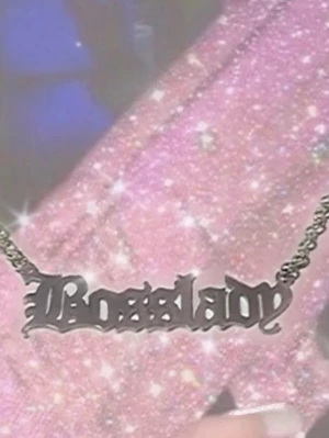 Bosslady halsband i silverfärg - Snyggt halsband med texten 'Bosslady' i gotisk stil. Halsbandet är i silverfärgad metall och har en kedja med klassisk länkdesign. Perfekt accessoar för att lyfta din outfit med en självsäker vibe.