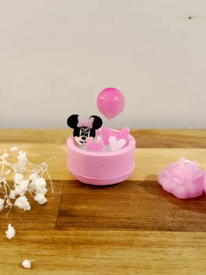 Rosa ljus Musse Pigg-tema - Gåg att få i andra färger. - Perfekt som present till någon du tycker om – eller som fin dekoration hemma 🧸  ✨ Tillverkad för hand i naturligt sojavax ✨ Varje ljus är unikt – ingen exakt likadan ✨ Superfin till babyshower, dop eller födelsedag ✨ Kan fås inslagen som present🎁  Doft: odoftad   💌 Kan göra fler vid intresse! ( packetpris då )  💌 Går att få i andra färger på beställning  👉 Först till kvarn – gör bara ett fåtal åt gången  👉 Skickas snabbt! 