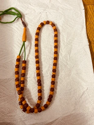 Misabaha med träpärlor - Säljer misabaha träpärlor. Det ena har bruna och ljusbruna fyrkantiga pärlor på grön tråd