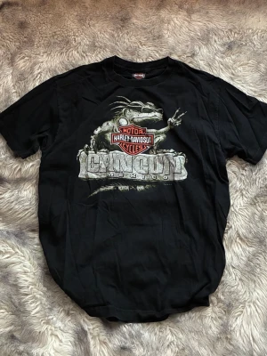 Harley-Davidson T-shirt - Cool vintage T-shirt i 100% bomull från Harley-Davidson. Sitter snyggt oversized om man har mindre storlek. 🖤