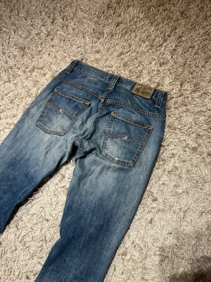 Nudie thinn finns slim fit nudie herr grisch laidback wash - Nudie jeans modell thinns finn med en riktigt najs tvätt. Slim fit i storlek 29/32. Bra skick förktom ett litet litet hål. Postas antigen samma dag som köp eller dagen därpå💯🙌