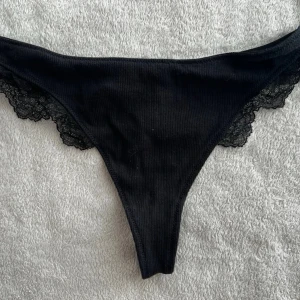 Svarta stringtrosor med spetsdetaljer - Ny pris 160kr