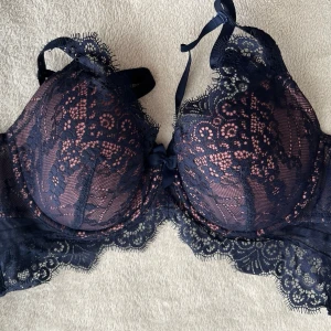 Mörkblå spets-bh med vaddering - Marilee PD. Ny priss 590kr