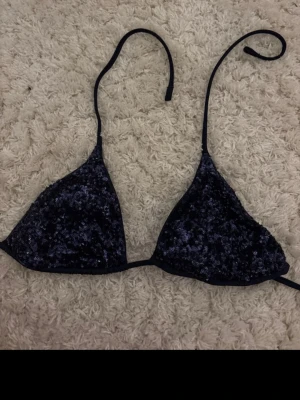 Calzedonia bikini  - Storlek står ej men skulle säga 75B/75C, populär och trendig passar tyvärr inte 