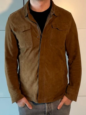 Massimo Dutti overshirt - Hääärlig overshirt från Massimo dutti, perfekt till våren. Bra skick, storlek M