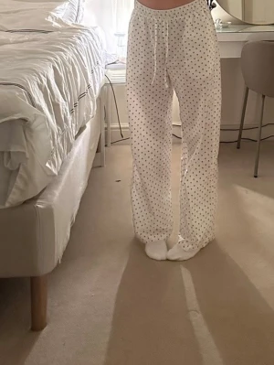 Vita mönstrade pyjamasbyxor  - Mysiga vita pyjamasbyxor 
