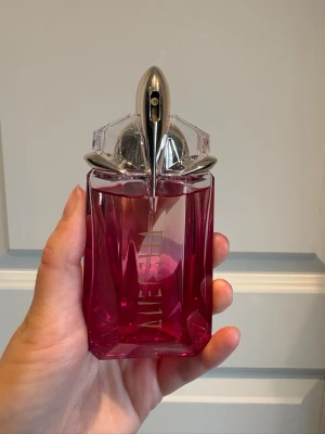 Mugler Alien Pulp  - Ny doft från Mugler. Säljes då den ej passar mig. Mängd kvar syns på bild, 60 ml ursprungligen. 