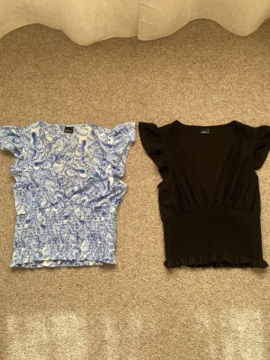 Sommartopp  - Säljer två stycken söta toppar från Gina. Storlek S och i väldigt fint skick, nästan aldrig använda.                                               1 för 50kr eller båda för 90kr ☀️🌻