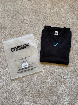 Onyx 5.0 Long Sleeve - Helt ny ALDRIG använd Onyx v5 Long sleeve som ja lyckades klippa senaste droppet. Dessvärre satt den inte så bra på mig. Därav säljer jag den. Jag har kvitto och den skickas i original förpackning. Priset kan diskuteras😁 Tveka inte på att höra av dig vid fler frågor och funderingar mvh.