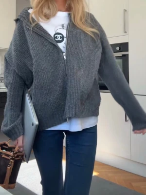 Mörkgrå stickad kofta  med dragkedja - Snygg mörkgrå stickad kofta i storlek S ifrån bikbok. Nästan helt oanvänd. 