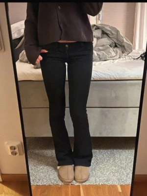Svarta jeans - Ett par skit snygga svarta jeans från Gina säljs då de blivit för små 💞de är i storlek 158 ( xs ) vilket syns på sista bilden💗ny pris är 400 mitt pris är 250 men kan sänkas vid snabbt köp 💕