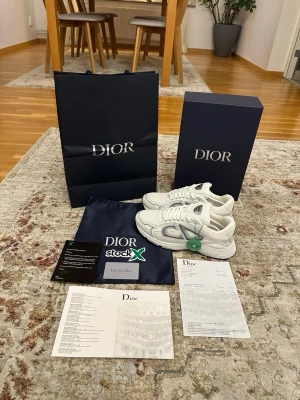 B. 30 - Hej, säljer ett par snygga och sköna vita skor. Skriv gärna privat för mer info🙏 !pris kan diskuteras!