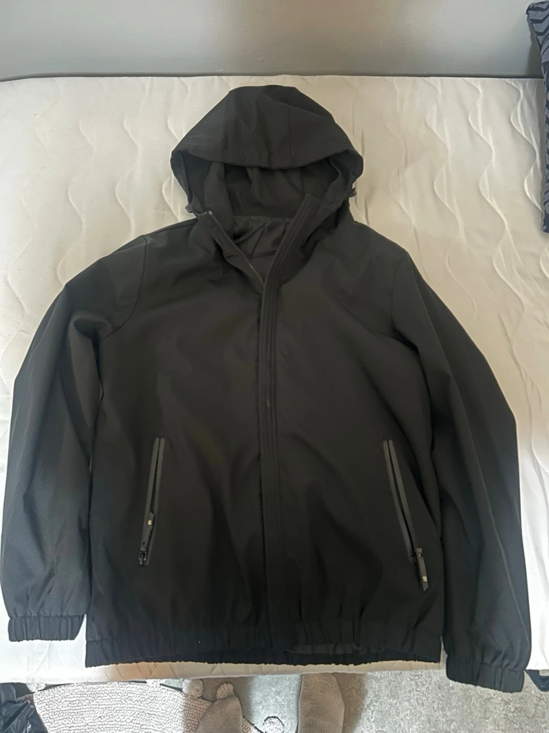 Svart vindjacka med huva