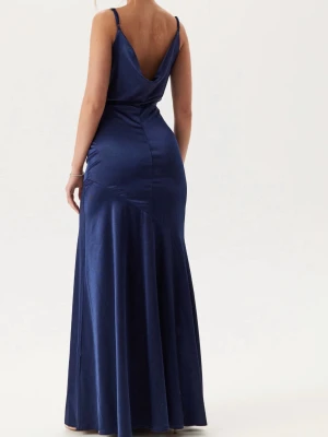 Marinblå balklänning i satin - Elegant marinblå långklänning med smala axelband och draperad urringning. Klänningen har en figurnära passform upptill och faller snyggt längs kroppen. Tillverkad i glansigt satinmaterial som ger en lyxig känsla. Låååång klänning passar säkert nån som är 180