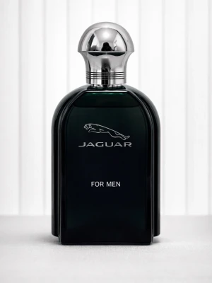Jaguar For Men parfym 100ml - Stilren parfymflaska från Jaguar i mörkgrönt glas med silverfärgad metallkork. Flaskan har en elegant, maskulin design med Jaguar-loggan och texten 'FOR MEN' på framsidan. Perfekt för dig som gillar klassiska och fräscha dofter.