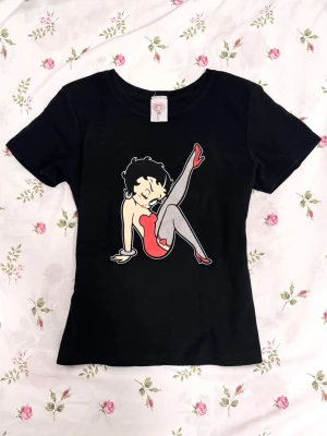 betty boop y2k topp  - jättesöt vintage betty boop från london  fin kvalité, i perfekt skick som ny då jag aldrig använt 