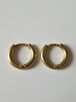 Små huggie hoops från Edblad - Använda en gång, ej smutsiga det är ljuset på bilden. Se bild för mått.