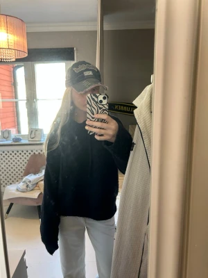 Mörkblå stickad hoodie - Mysig mörkblå hoodie med huva och dragsnören. Tillverkad i ett fluffigt, mjukt material som känns riktigt skönt mot huden. Perfekt för dig som gillar en avslappnad och chill stil. Passar till det mesta och är enkel att matcha med andra plagg.