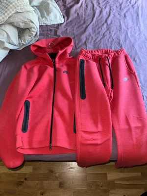 Nike tech fleece  - Nike tech fleece dress väldigt bra skick och fin färd 