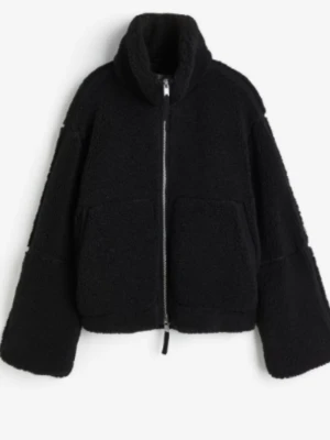 Svart teddyjacka från H&M XS - Mysig svart teddyjacka från H&M i storlek XS. Jackan har hög krage, dragkedja framtill och två sidofickor. Tillverkad i fluffigt teddy-material som håller dig varm och ger en trendig look. Perfekt för kyliga dagar och enkel att matcha med olika outfits.