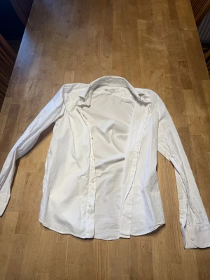Vit slim fit skjorta från Zara - Skjorta från Zara som tyvärr blivit för liten. Den har en nice tight passform och skulle sitta bra på någon som vanligtvis bär storlek Small. 