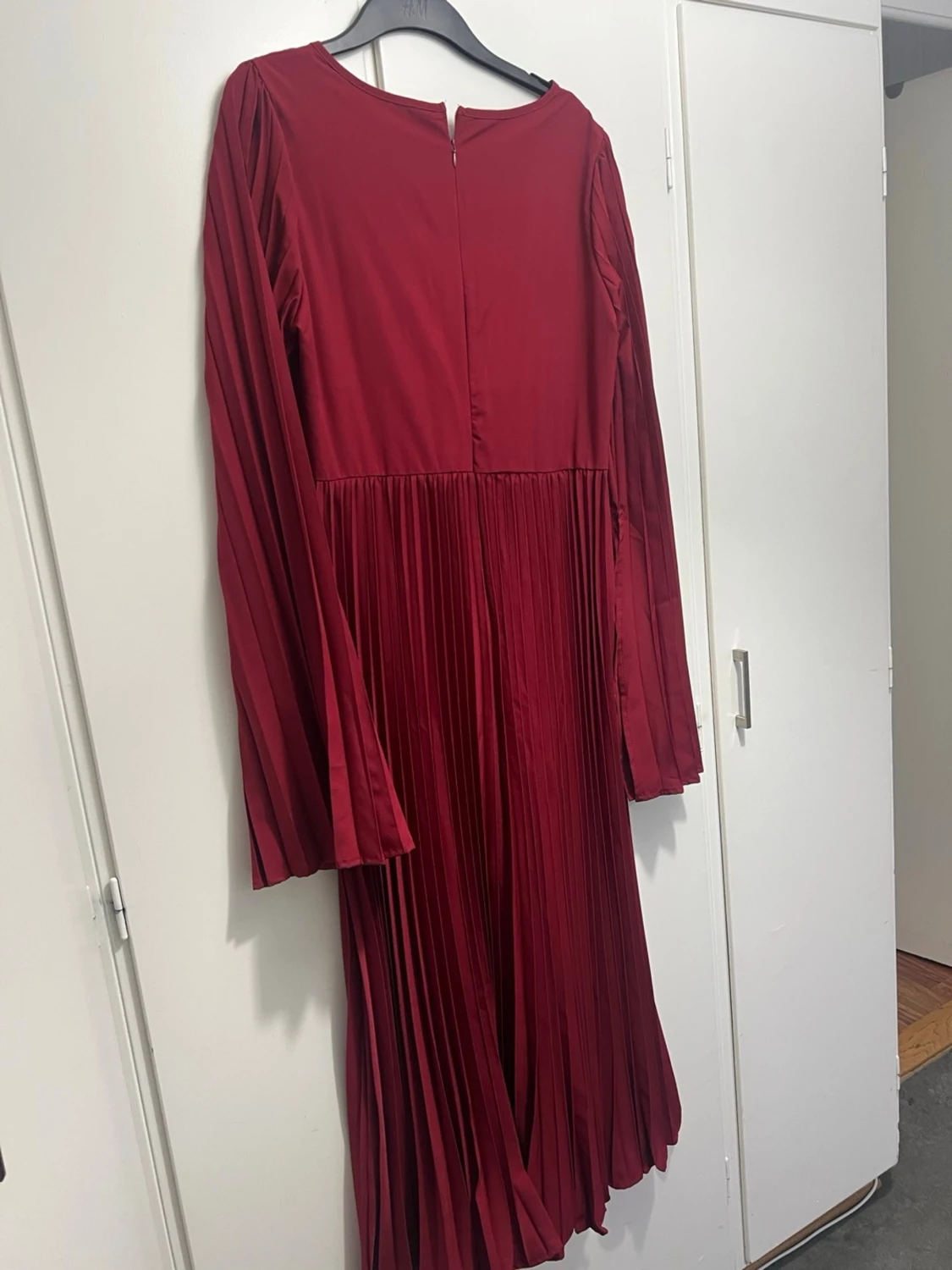 Vinröd plisserad långklänning - 4