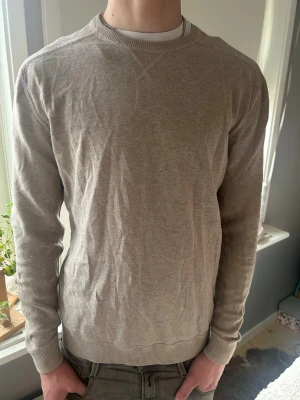 Beige träja Kappahl - Storlek M. Modellen är 186cm 73kg