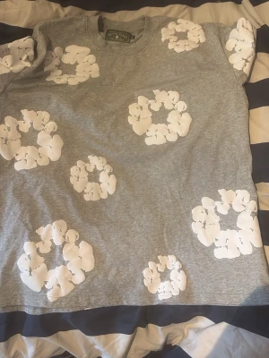 Denim tears t-shirt  - Snygg grå t-shirt av Denim tears perfekt för sommaren priset kan diskuteras vid snabb affär⚡️