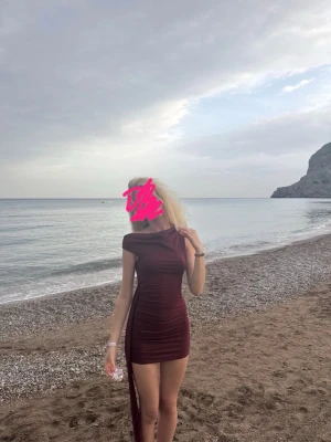 Vinröd klänning❤️ - Så söt!