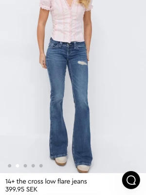 Blå flare jeans från Gina  - Snygga blå flare jeans med låg midja från Gina i storlek S. Jeansen har slitning på ena låret och broderade bakfickor med coolt mönster. Oanvända med prislappen kvar! 💕