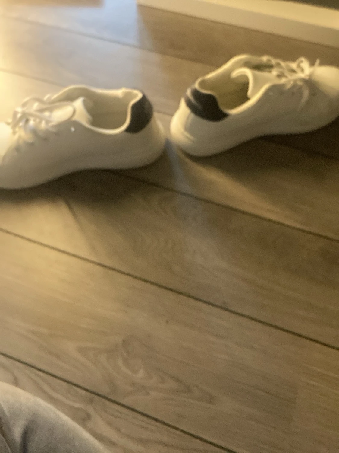 Vita sneakers med marin blå detalj - 1