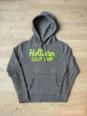 Grå Hollister Hoodie Storlek M - Fin Hollister Hoodie i grå färg. Tröjan är i mycket bra skick och sparsamt använda. |  Äkta som allt annat jag säljer! ✅ |  Storlek: M  | Skick: Mycket Bra Skick)| Färg: Grå | Märke: Hollister| Modell: Hoodie |  Hör gärna av dig vid frågor så svarar jag så fort jag kan! 😁|   (SKU - 68)