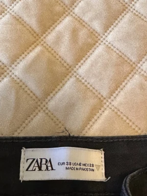 Svarta skinny jeans från Zara - Säljer ett par svarta skinny jeans från Zara i storlek EUR 38. 