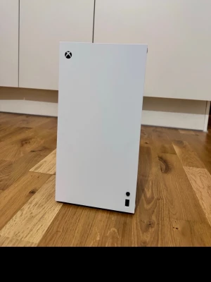 Xbox Series X  - FÖRST TILL KVARN KOMMER SÄLJAS VÄLDIGT FORT!  GÖR DU EN SNABB AFFÄR PÅ SWISH SÅ FÅR DU KONSOLEN FÖR ENDAST 2499kr!!!(REA)  VARAN POSTAS SPÅRBART MED REK 30 MIN EFTER BETALNING!  id-handling(pass) foto visas av mig när du får mitt Swish-nummer för säkerhet!!   Mvh Erik