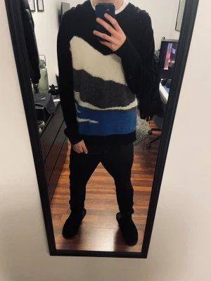 Stickad tröja med vågmönster - Säljer nu min stickade tröja från NN07. Modellen sälj inte längre och är köpt för ca 2700kr. Tröjan har rund halsringning och långa ärmar. Perfekt för dig som gillar en unik och modern look. Materialet känns mjukt och bekvämt. Priset är inte hugget i sten