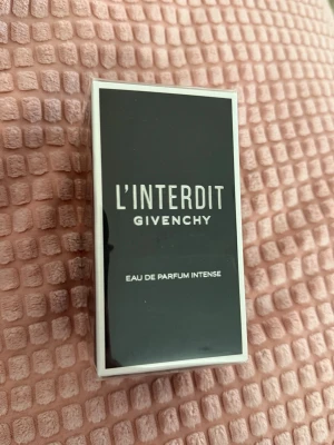 Givenchy L'Interdit Eau de Parfum Intense - Givenchy L'Interdit Eau de Parfum Intense ordinarie pris 1500kr 