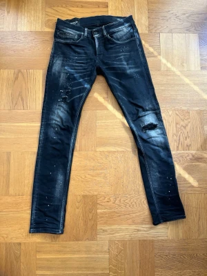 Dondup George - Svarta/gråa Dondup George storlek 30. Knappt använda dondups från united fashion i Göteborg. Nypris 4000 mitt pris 1199. Priset är ej hugget i sten