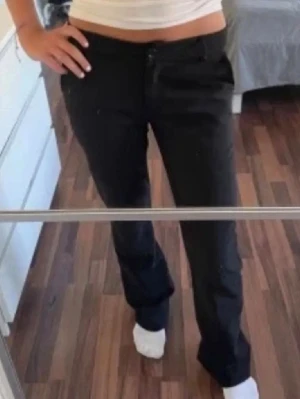 Svarta kostymbyxor - Jättesnygga Lågmidjade kostymbyxor från Bikbok i full längd😍 använda fåtal gånger o är som nya💕