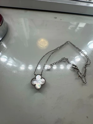 Van cleef imitation  - Köptes utomlands för ca 1000 kr och är i äkta silver och väldigt fin, är ej äkta men är av samma material. Perfekt för att ge en stilren touch till din outfit. Passar dig som gillar klassiska smycken med en twist.