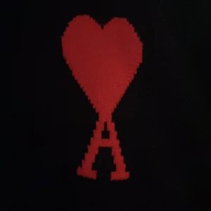 Svart stickad tröja från Ami Paris - Säker min Svarta stickade tröja från Ami Paris jätte bra skick skicka dm om ni är intresserade!