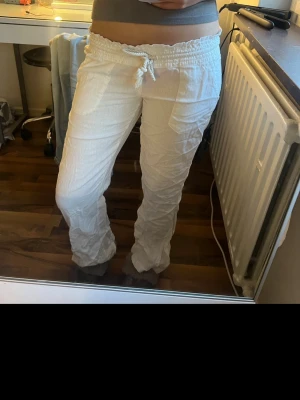 Vita Roxy linnebyxor  - Säljer mina vita linnebyxor eftersom att de inte används längre knappt använta pris kan diskuteras💗🤗