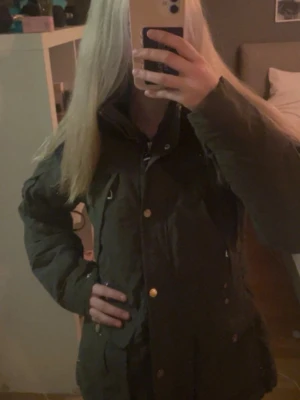 Ariat ridjacka - Fin ariat ridjacka i storlek s som är fodrad. Perfekt till våren, hösten och vintern! 🤗Fint skick