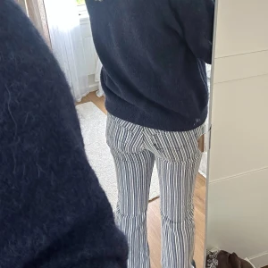 Randiga byxor  - Ett par blå randiga jeans från Licencs. Har köpt dem på beyond retro men dem har aldrig kommit till användning. Även orginal lappen satt på när jag köpte byxorn, så dem är aldrig andvända. Storlek W28 L34