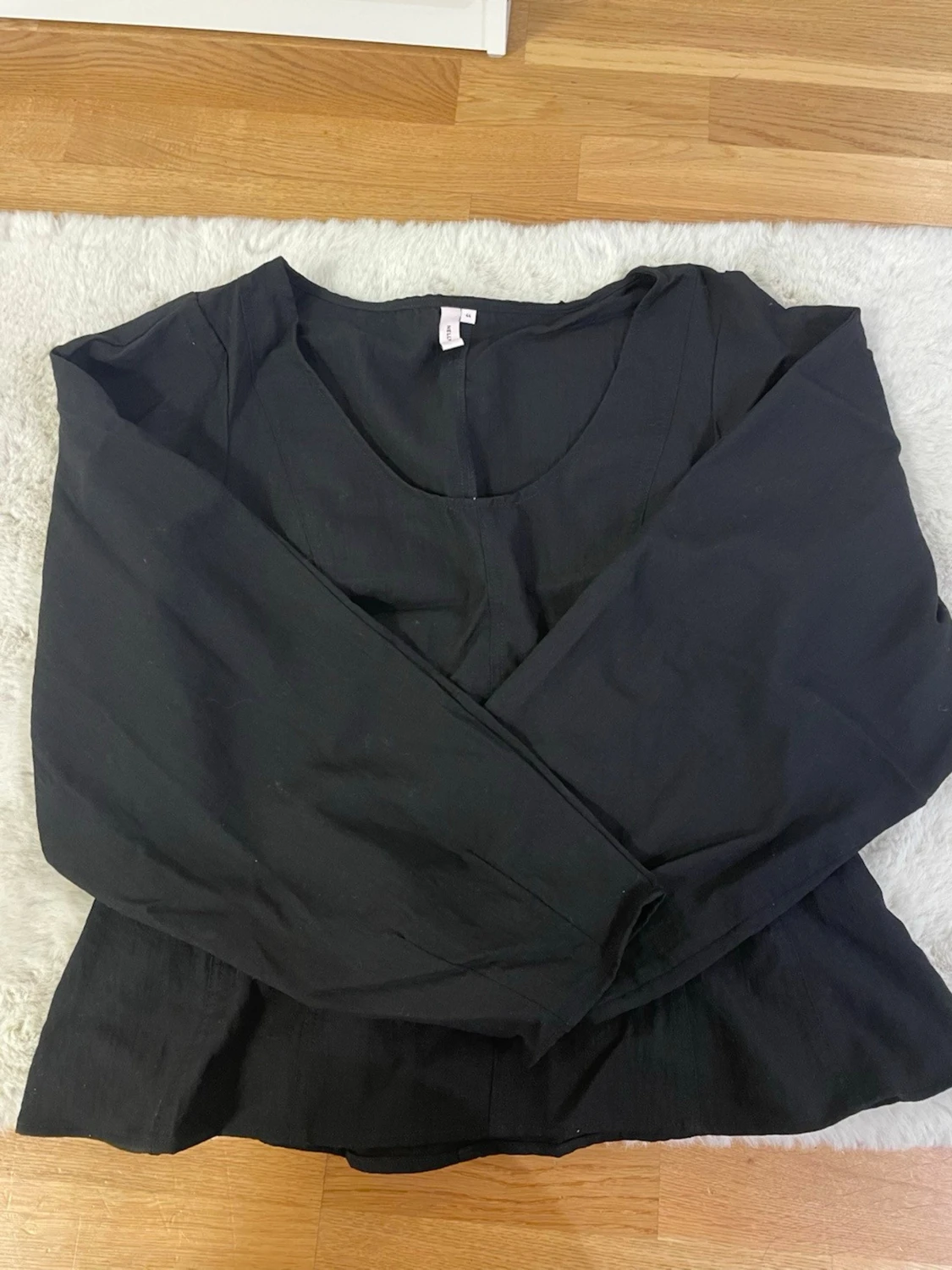 Svart blus med puffärmar - 2