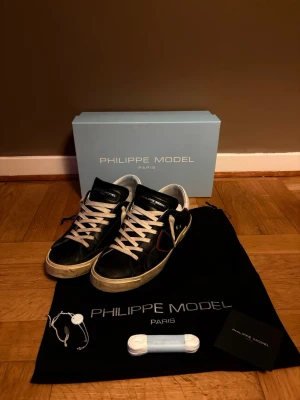 Philippe Model svarta sneakers - Själjer mina svarta Philipe Modells i storlek 40, dem passar folk med storlek 41 också. Man får med dustbag, box och nya vita snören bla. Hör av er vid frågor.