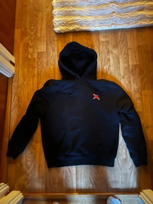 Axel arigato hoodie  - Väldigt fint skick inge nopprar eller liknande har knappt använt den köpte för 1 månad sedan för 2200kr storlek S skulle säja att den sitter som en S-M 