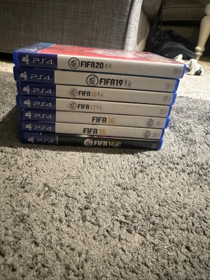PS4 spelpaket FIFA & NHL - Säljer ett paket med åtta PlayStation 4-spel från EA Sports: FIFA 14, 15, 16, 17, 18, 19, 20 samt NHL 17 och NHL 19. Alla spel kommer i sina originala plastfodral. Pris kan diskuteras men ca 100 per spel och 800 för alla